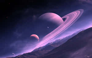 紫色環狀行星在星空下從外星山脈升起。
