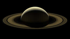土星及其光環在太空黑暗中發光。