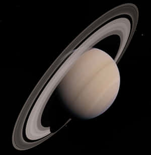 土星及其光環在太空黑暗中發光。