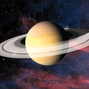 一顆帶有光環的黃色行星，在太空中色彩繽紛的星雲背景下。