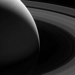 土星環在行星陰影側彎曲的宇宙單色視圖。