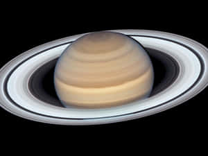 土星在深空中帶有顯著的光環。