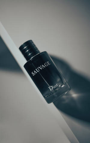 黑色 Dior Sauvage 香水瓶在白色表面上，帶有柔和陰影。