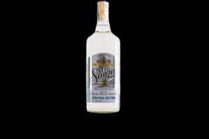黑色背景上的 Sauza Tequila Silver 酒瓶
