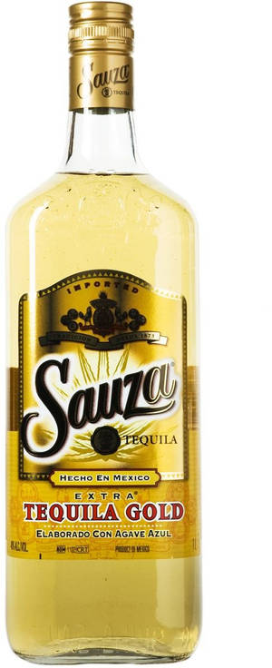 Sauza Extra Tequila Gold 瓶子，帶有金色標籤和清澈液體。