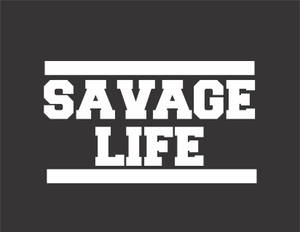 深灰色背景上以粗體白色字母顯示的 Savage Life 文字圖形。