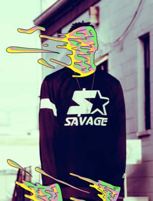 穿著黑色'SAVAGE'襯衫的人，頭部和手部有霓虹潑濺藝術。
