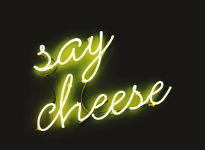 草書霓虹標誌寫著 say cheese。