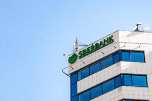 Sberbank建築，綠色標誌和藍色窗戶，在晴朗的天空下
