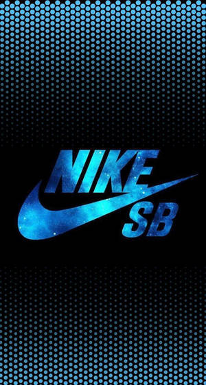在黑色穿孔背景上帶有藍色宇宙紋理的 Nike SB 標誌。 — 啡色 iPhone 壁紙