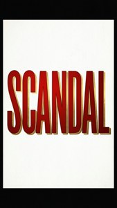 在白色背景上，紅色和金色 3D 文字顯示 SCANDAL。