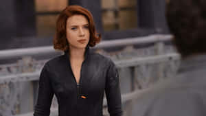 身穿黑色戰術外套的 Scarlet Witch 在城市環境中面對另一個人。 — 施嘉莉·祖安遜 壁紙