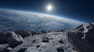 岩石小行星表面，在明亮的陽光下，天空可見地球和月亮。