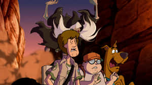 Scooby Doo 和朋友們在黃昏的峽谷中被鬼魂嚇到。