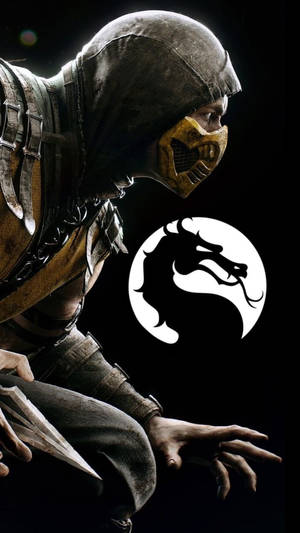 身穿暗色裝備、戴金色面具和利爪的Mortal Kombat戰士，旁邊有龍標誌。