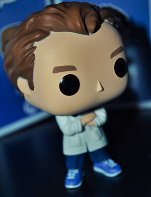 棕色頭髮、交叉雙臂的醫生Funko Pop公仔。