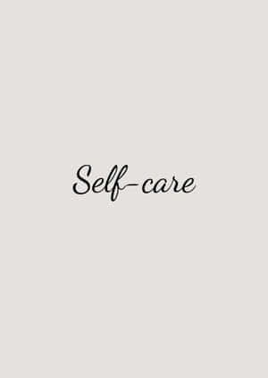 「self-care」這個短語以優雅的黑色草書寫在米色背景上。