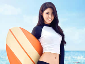 微笑的女子在陽光明媚的海灘上手持衝浪板。