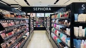 Sephora店內通道，貨架上擺滿化妝品和護膚產品