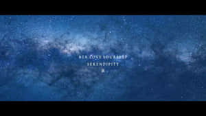 在星空夜空中疊加文字，帶有星系漩渦和一個漢字。