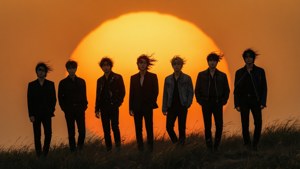 七個剪影男子排成一排，背景是發光的橙色夕陽。