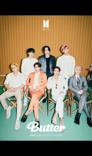 七位BTS成員穿著時尚服裝，坐在導演椅上，為Butter專輯封面拍攝。 — Tecno Megapad 壁紙