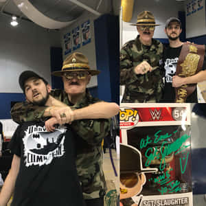 兩名身穿軍裝風格服飾的男子與WWE冠軍腰帶和簽名版Funko Pop人偶合影。 — 驚奇隊長 壁紙