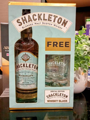架上Shackleton威士忌盒，附免費杯和綠色植物