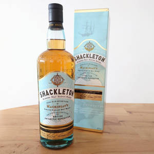 Shackleton威士忌酒瓶及包裝盒在木桌上