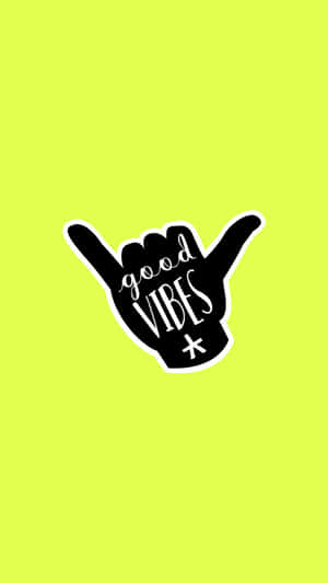 黑色手勢貼紙，上面寫住 good vibes，背景係青檸綠色。