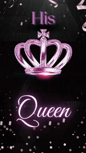 一頂粉紅色閃粉皇冠，在深色閃爍背景上帶有文字 'His Queen'。