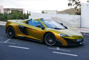金色McLaren 650S Spider在日落時停放在停車場。 — Surface Pro 壁紙