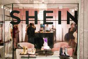 SHEIN櫥窗展示粉紅色椅子和鞋子。