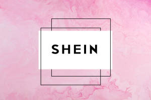 粉紅大理石背景上，白色底黑色文字的SHEIN標誌，帶幾何框架