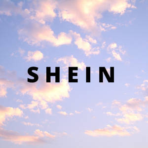 SHEIN標誌在粉彩日落天空背景下，帶有柔和的雲朵。