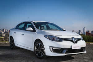 白色雷諾 Fluence GT Line 轎車停在碎石路上，俯瞰城市。 — Surface Pro 壁紙