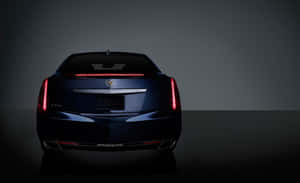 工作室中時尚深藍色Cadillac XT5的後視圖，帶有紅色尾燈。 — Steam Deck OLED 壁紙