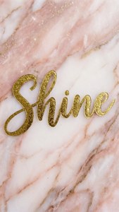 金色閃粉的「shine」字樣在粉紅和白色大理石上，帶有金色閃粉斑點