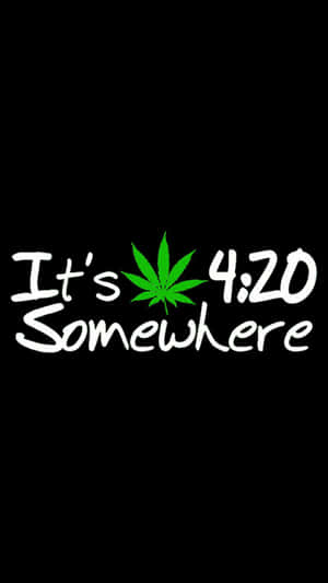 文字圖形顯示「It's 4:20 Somewhere」，黑色背景上單詞之間有一片綠色葉子。