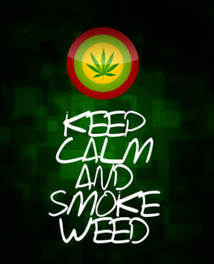保持冷靜吸大麻標語，大麻葉以拉斯塔法里顏色呈現，像素化綠色背景。
