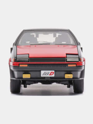 從後面看的紅黑色 Initial D 玩具車模型。