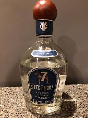 一個Siete Leguas tequila blanco樽喺花崗岩枱面上。