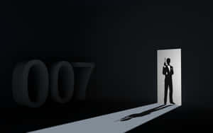 一個持槍間諜站在門口，附近有「007」字母的剪影。