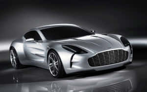 銀色 Aston Martin 跑車在攝影棚燈光下置於反光黑色表面。 — Steam Deck OLED 壁紙