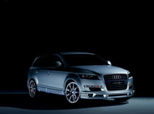 在黑暗工作室環境中照亮的銀色Audi SUV — 奧迪 GIF 壁紙