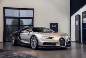 銀色Bugatti Chiron跑車在現代豪華陳列室中展示。 — Surface Pro 壁紙