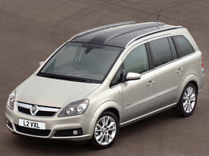 銀色 Vauxhall Zafira 旅行車配有車頂行李架停在瀝青路上。 — 4:3 壁紙