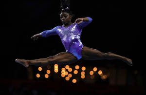 Simone Biles 空中劈腿桌布 — 簡潔 壁紙