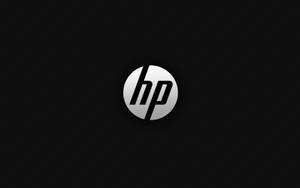 黑色碳纖維背景上帶有銀色漸變的 HP 標誌。