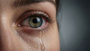 從人類眼睛流下的淚水，展現情感。